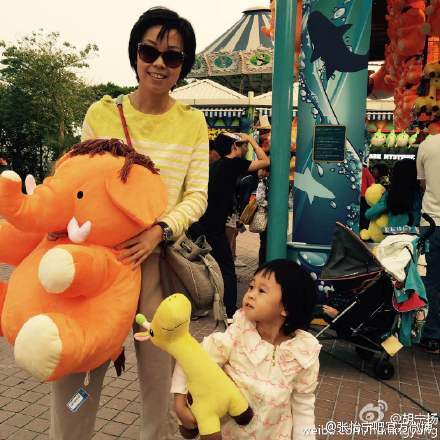 张怡宁女儿曝光 长相似妈妈冷漠脸超可爱(组图)