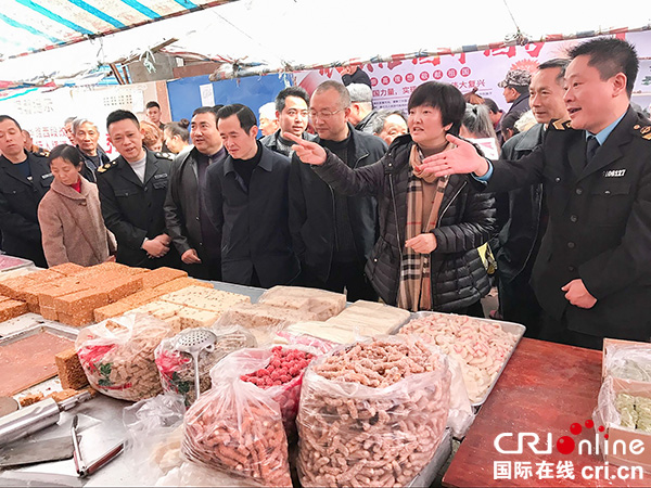 图片默认标题_fororder_调研组查看食品摊贩经营情况