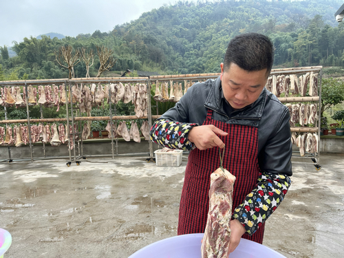 (转载)泸州纳溪区上马镇:大雪腌肉 腌出浓浓年味