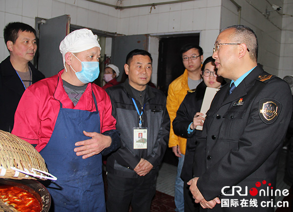 图片默认标题_fororder_张松杨向食堂厨师讲解食品加工制作关键点及注意事项