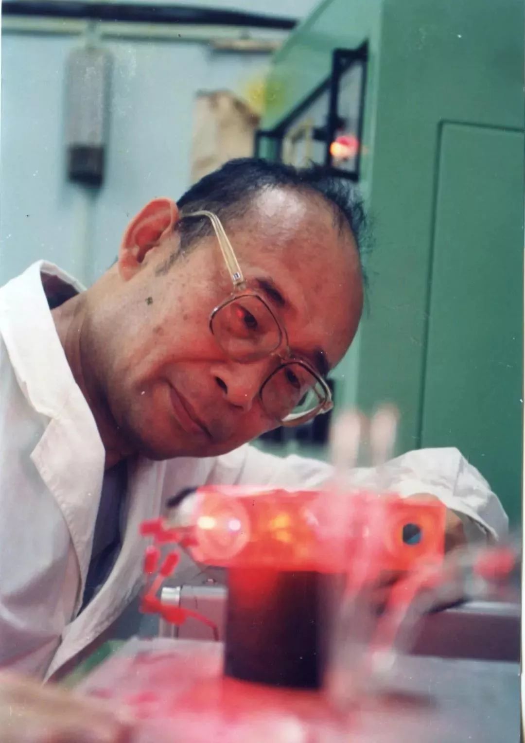 #新华每日电讯#“背心院士”高伯龙：穿着5块钱的背心，干着上亿