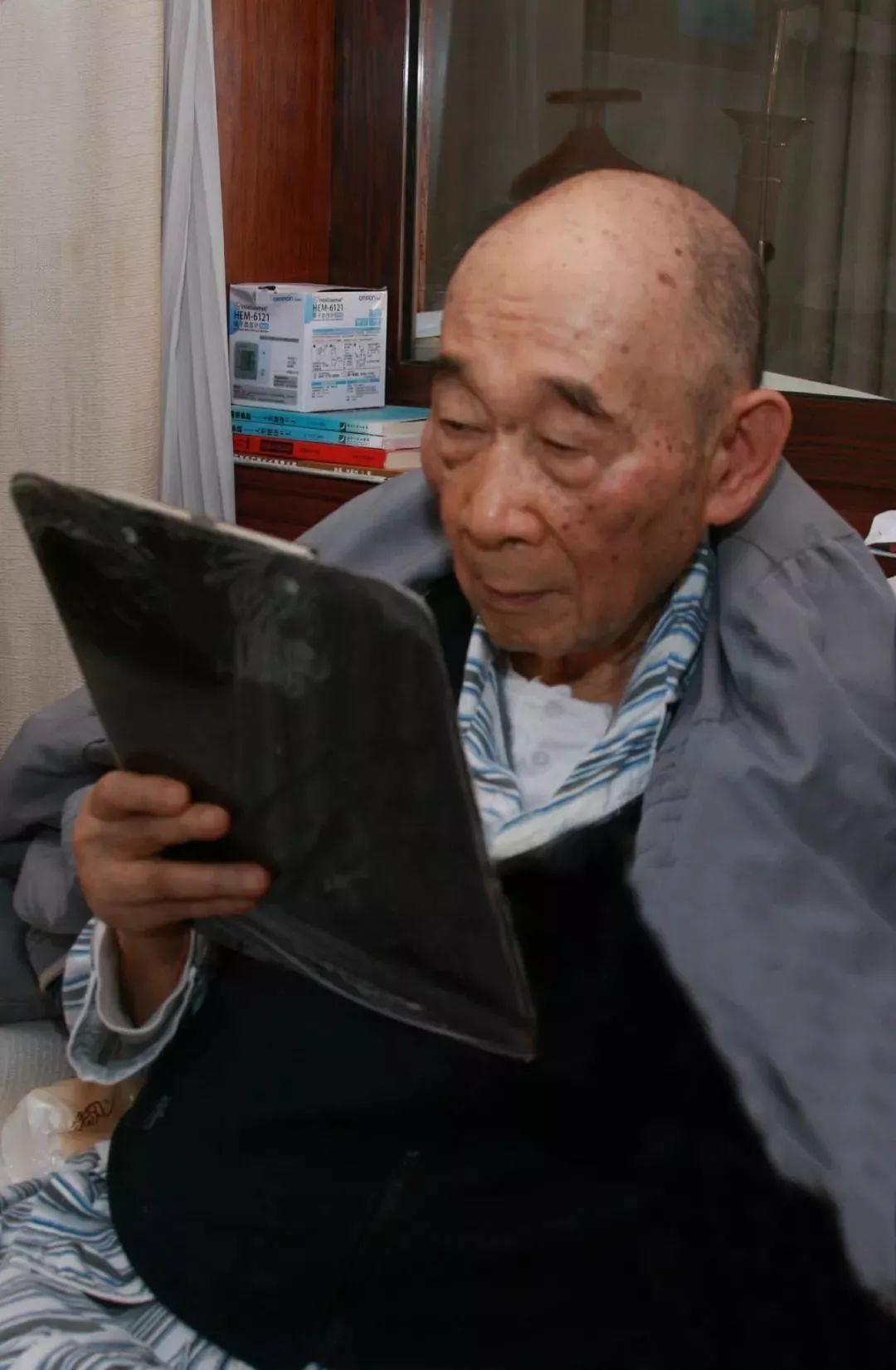 #新华每日电讯#“背心院士”高伯龙：穿着5块钱的背心，干着上亿