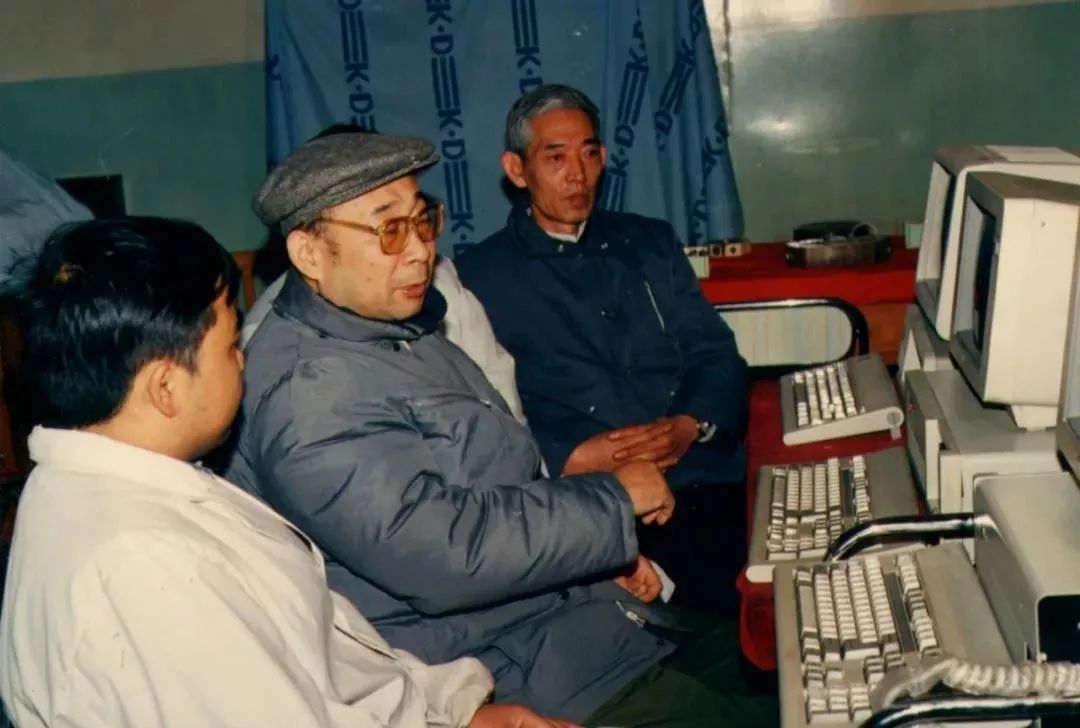 #新华每日电讯#“背心院士”高伯龙：穿着5块钱的背心，干着上亿