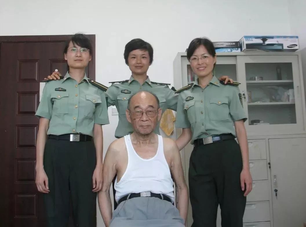 #新华每日电讯#“背心院士”高伯龙：穿着5块钱的背心，干着上亿