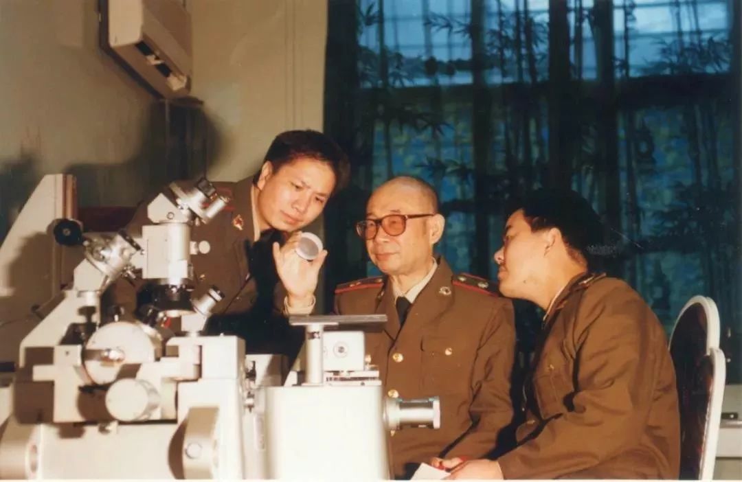 #新华每日电讯#“背心院士”高伯龙：穿着5块钱的背心，干着上亿