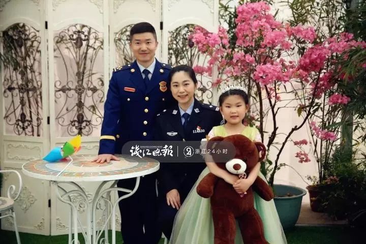 「新华网」这张“父女合照”火了！看完心里酸酸的……