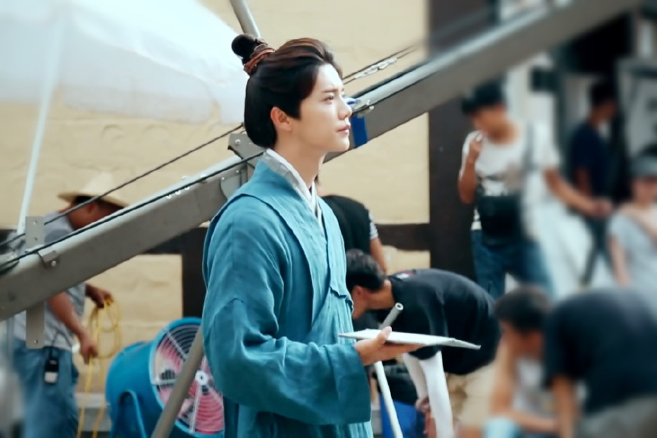 鹿晗《择天记》热拍 着青色长衫古韵十足