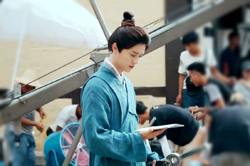 鹿晗《择天记》热拍 着青色长衫古韵十足