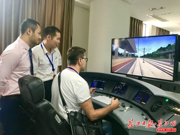 （城市远洋）28位外国友人来武汉体验高铁 对中国技术赞不绝口