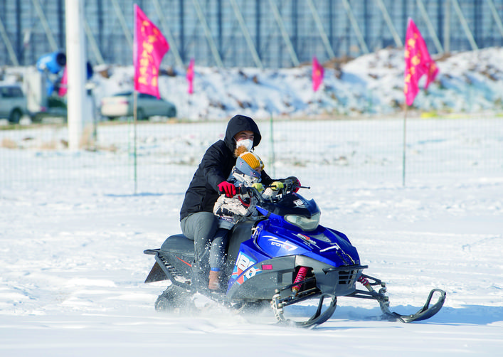 图片默认标题_fororder_和孩子一起驾驶雪地摩托，体验不一样的速度。