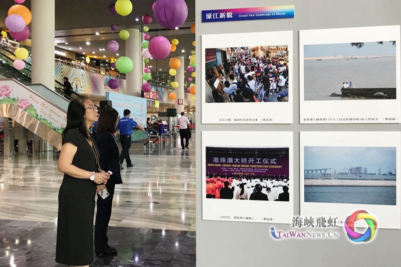 图片默认标题 图片默认标题_fororder_精彩的新闻图片引旅客驻足观看。肖中仁摄