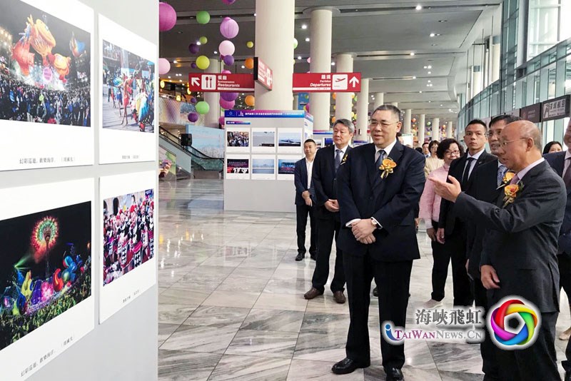 图片默认标题 图片默认标题_fororder_澳门特区行政长官崔世安参观新闻图片展。肖中仁摄