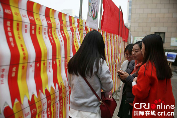 图片默认标题_fororder_市民踊跃参与猜灯谜活动