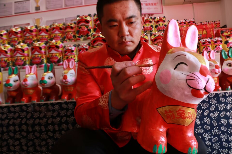 潍坊高密:萌萌的兔子来了,泥塑艺人创作加工迎新年
