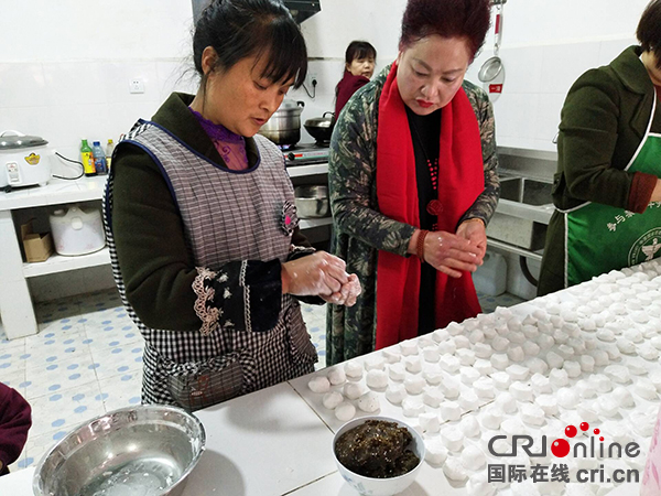 图片默认标题_fororder_-群众一起包汤圆（摄影-张帆）