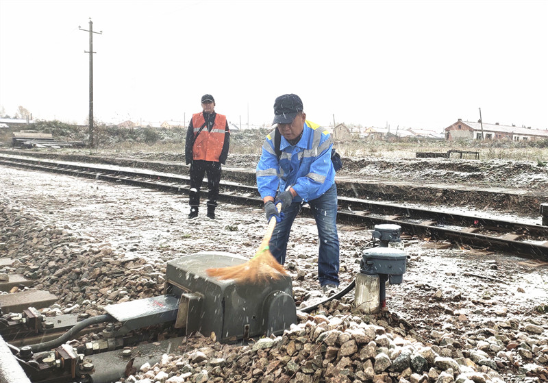 【黑龙江】【供稿】齐齐哈尔电务段以雪为令 全面保障通讯信号与行车安全