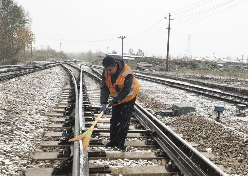 【黑龙江】【供稿】齐齐哈尔电务段以雪为令 全面保障通讯信号与行车安全