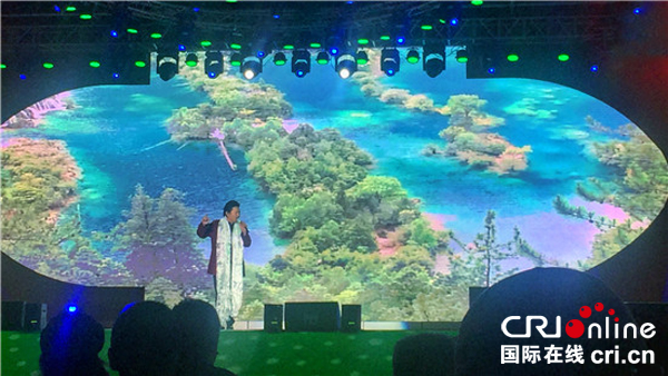 图片默认标题_fororder_4、容中尔甲在元宵晚会上演唱《神奇的九寨》