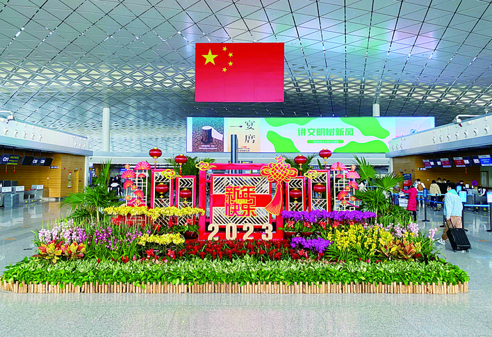 欢喜年味_fororder_长春龙嘉国际机场候机大厅里布置了花卉景观，让进出港旅客感受到了节日的气息。