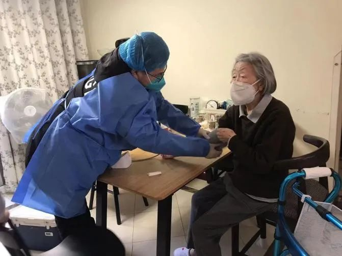 西安航天基地:开展上门送医送药“保健康、防重症”服务 全力保障群众身体健康_fororder_图片1