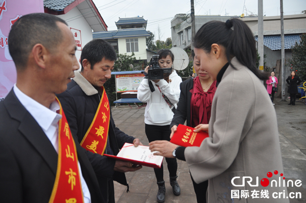 图片默认标题_fororder_为获得眉山市最美家庭颁奖。摄影--张清锐