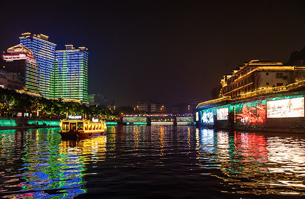 春节期间自贡恢复旅游热潮 全市接待游客百万余人_fororder_4夜游釜溪现场(摄影-廖志全)