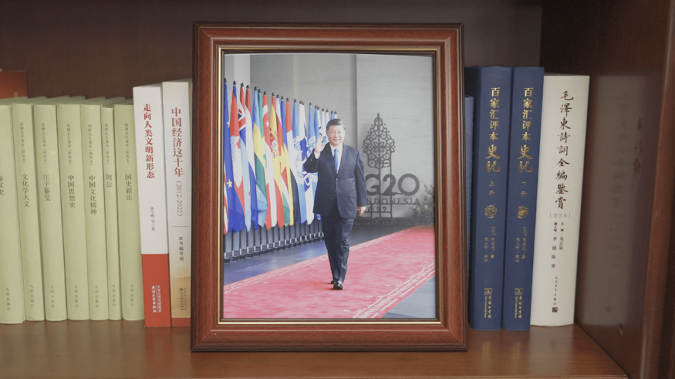 习主席书架上的照片,记录了哪些珍贵瞬间