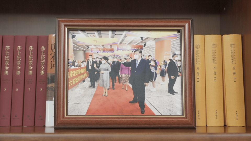 习主席书架上的照片,记录了哪些珍贵瞬间