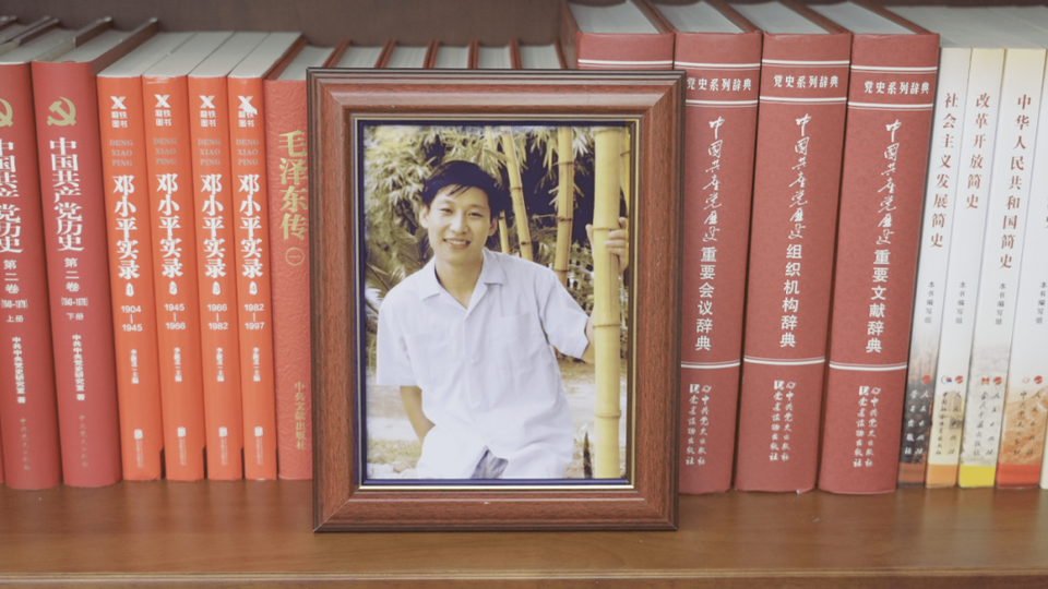 习主席书架上的照片,记录了哪些珍贵瞬间