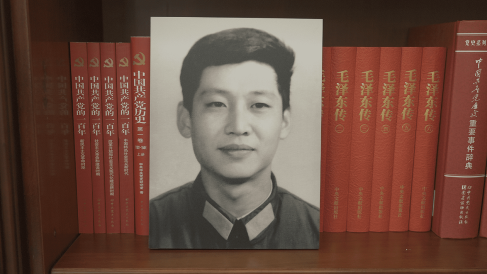 习主席书架上的照片,记录了哪些珍贵瞬间