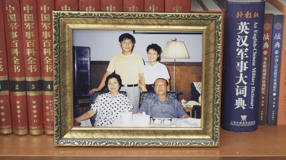 习主席书架上的照片,记录了哪些珍贵瞬间