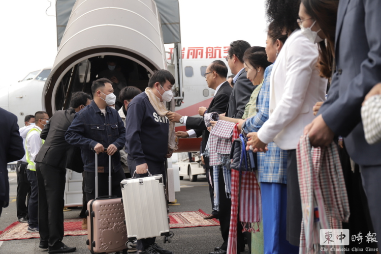 中国优化出入境政策后首批中国游客抵柬埔寨西港，柬高官说中文欢迎