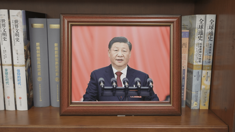 习主席书架上的照片,记录了哪些珍贵瞬间