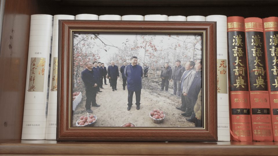 习主席书架上的照片,记录了哪些珍贵瞬间