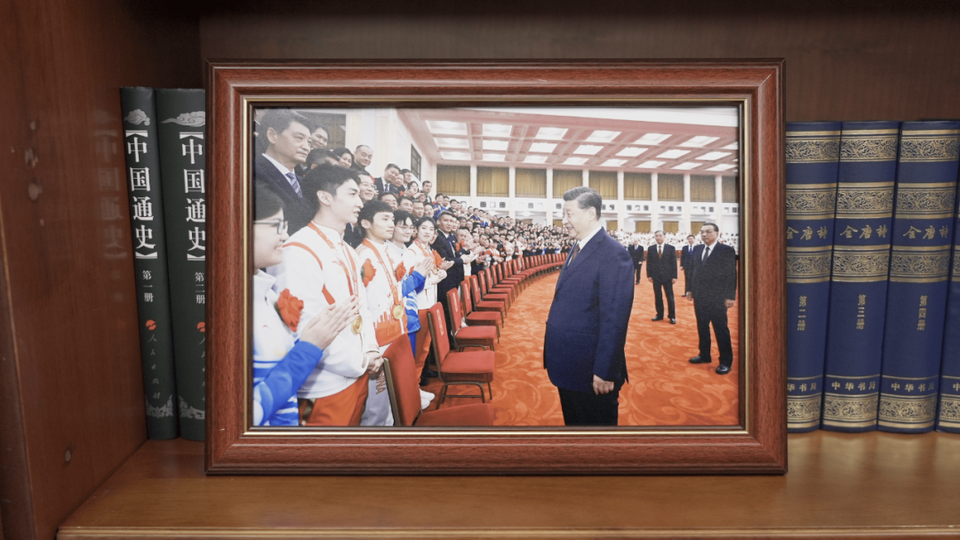 习主席书架上的照片,记录了哪些珍贵瞬间