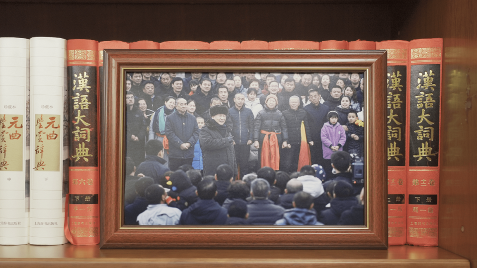 习主席书架上的照片,记录了哪些珍贵瞬间