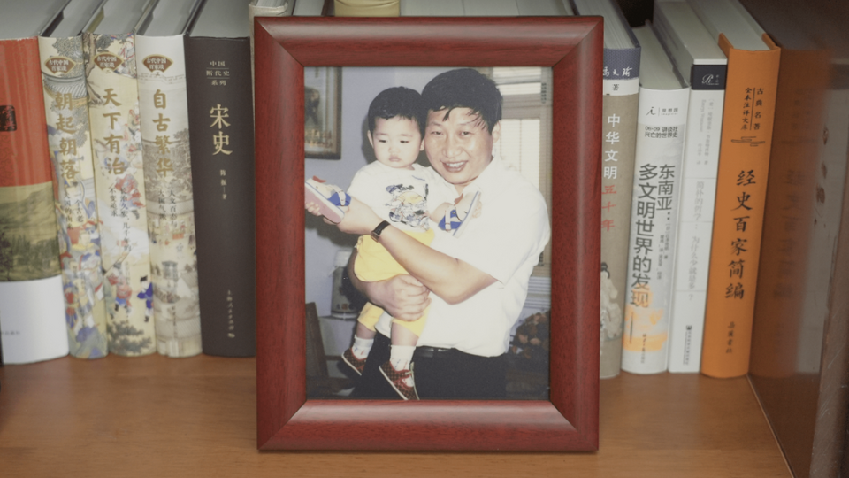 习主席书架上的照片,记录了哪些珍贵瞬间