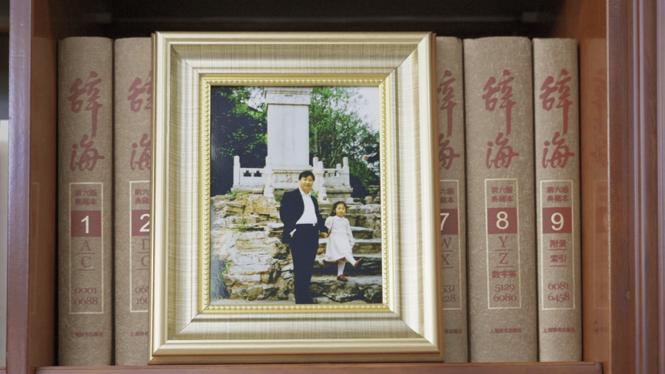 习主席书架上的照片,记录了哪些珍贵瞬间