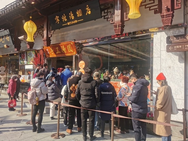 【品牌商家】元宵节临近上海豫园老字号日均卖6万只汤团