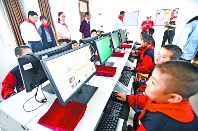武汉新洲贺桥小学101名孩子喜进“电脑教室”