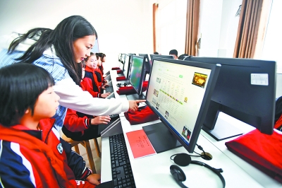 武汉新洲贺桥小学101名孩子喜进“电脑教室”