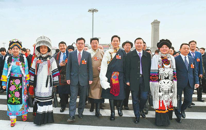 （今日热点1，导航成都，移动端）四川代表团出席十三届全国人大一次会议开幕大会侧记