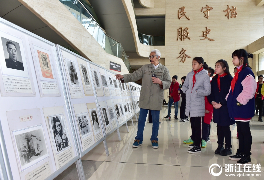 追忆缅怀 义乌七旬老党员用200幅图片致敬周总理(组图)