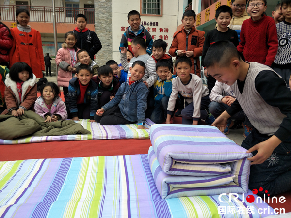 图片默认标题_fororder_邓家希望小学学生学习叠被子