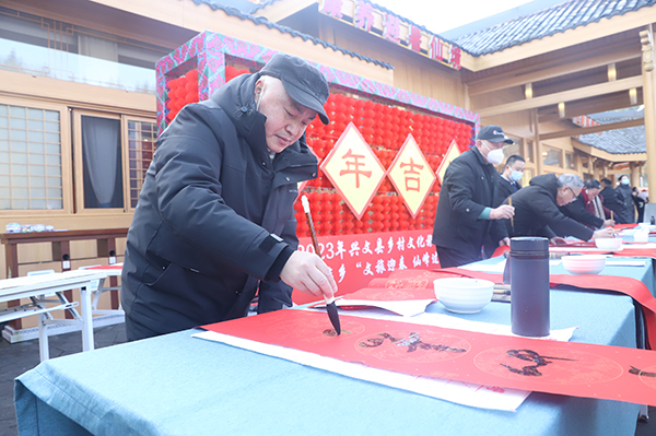 2023年宜宾兴文县乡村文化旅游季启动暨仙峰苗族乡“文旅迎春 仙峰过年”活动开幕_fororder_写春联、送祝福现场-摄影-叶青青