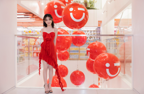 陈飞宇、张子枫新春现身蓉城 闪耀揭幕名创优品全国首家旗舰店 陈飞宇、张子枫新春现身蓉城 闪耀揭幕名创优品全国首家旗舰店