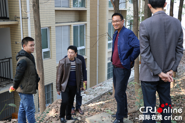 图片默认标题_fororder_白花中学校长彭光伦指导安全检查工作-(2)