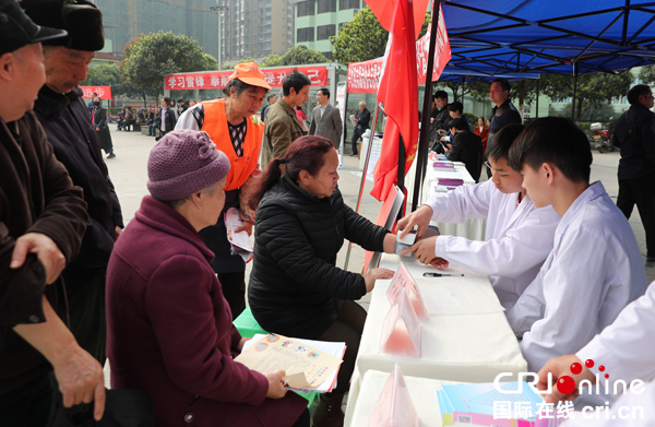 图片默认标题_fororder_现场为市民义诊