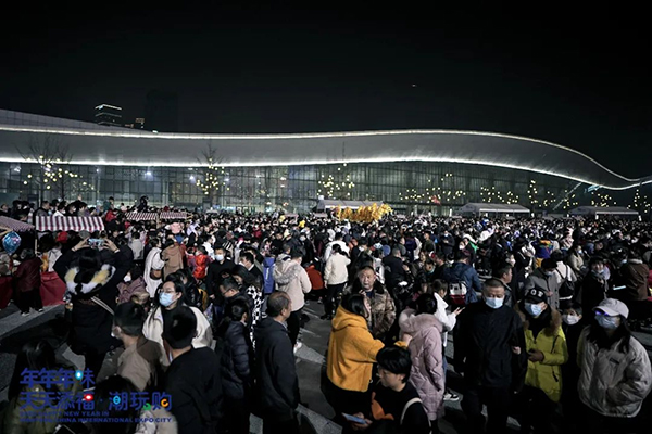 成都天府新区兴隆湖上演万人闹元宵_fororder_兴隆湖万人闹元宵-供图-天府新区党群工作部