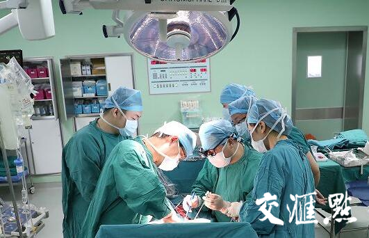 【暖新闻】勇敢妻子割肝救夫，骨肉亲情温暖人间